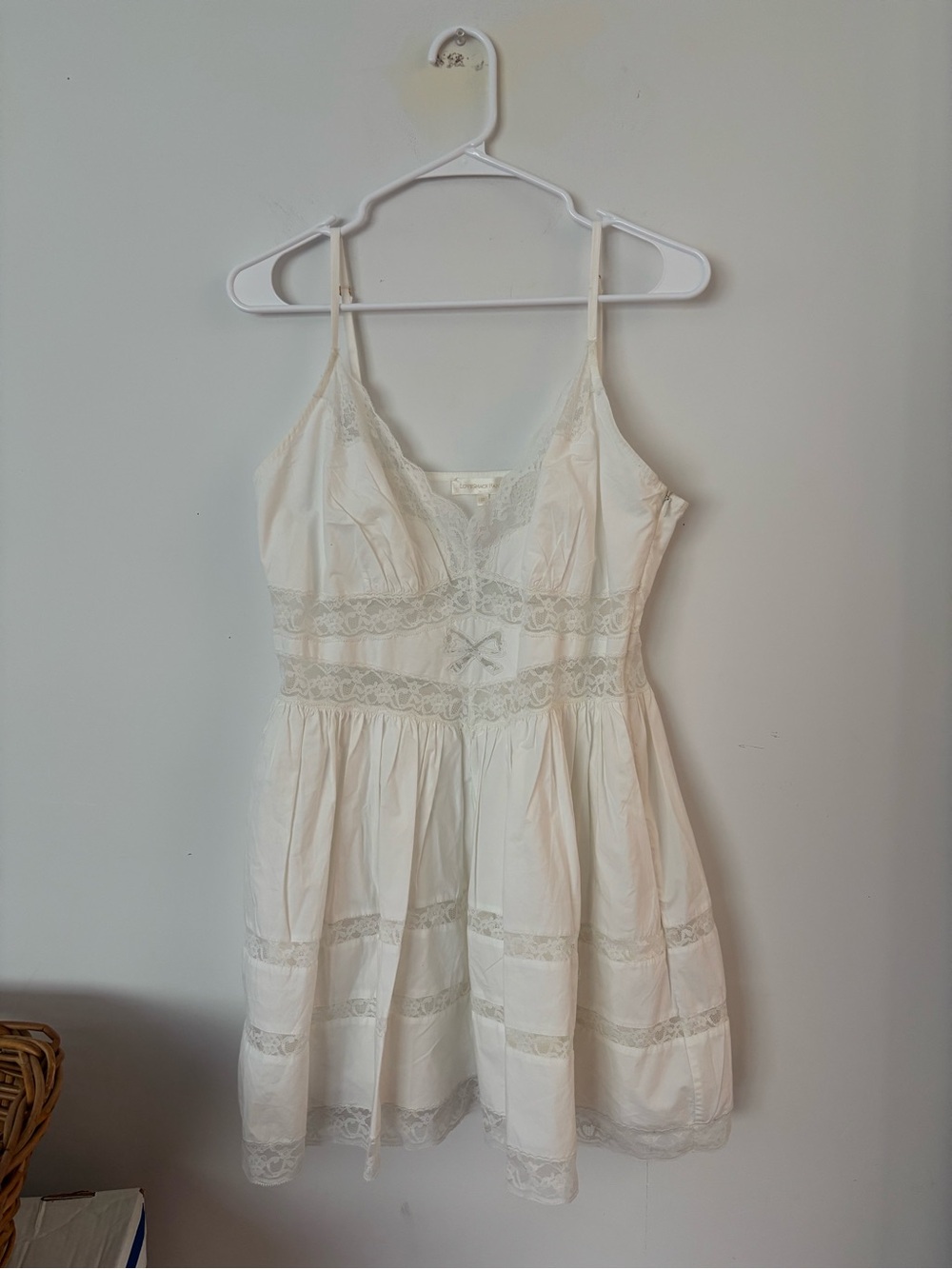 loveshackfancy zima dress in white, bow and lace flowy mini dress with pockets 🤍